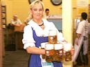 Serviererin mit Biermassen am Oktoberfest in München.