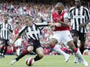 Sheffields Phil Jagielka gegen Arsenals Thierry Henry.