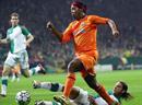 Ronaldinho setzt sich gegen Bremens Frings durch.