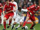 Reals Marcelo (C) gegen Liverpools Xabi Alonso und Alvaro Arbeloa.