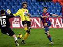 Basels Alex Frei trifft zum 1:0 gegen Biels Torhüter Pascal Werro und Labinot Sheholli.