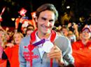 Roger Federer im House of Switzerland mit Silbermedaille und Fans.