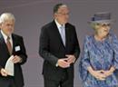 Der Schweizer Wissenschaftler Martin Schadt bei der Preisverleihung mit Königin Beatrix.