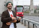 Schauspieler in traditionellen Trachten führen «von A nach Bern», ein Verslischmied samt Geige zeigt die Stadt aus der Perspektive eines Liedermachers.