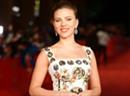 Scarlett Johansson fühlt sich nicht sehr wohl, wenn sie ihren neuen Film 'Unter the Skin' anschaut, weil er sehr extrem ist.