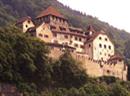 Fürstentum Liechtenstein: Das Schloss Vaduz auf einer Felsterrasse, rund 120 Meter über der gleichnamigen Gemeinde.
