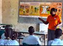 In Schulungen lernt eine World Vision-Mitarbeitende Kindern, wie diese sich vor Cholera schützen können.