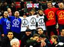 Fans zeigen mit T-Shirts Solidarität mit dem französischen VOlk.