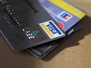 Die Betrüger testen die Kreditkarte, indem sie eine unauffällige Spende machen.