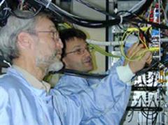 Forscher des Neuenburger Observatoriums und des METAS richten die Atomuhr ein. (Archivbild)