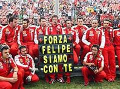 Die Ferrari-Crew mit Renningenieur Rob Smedley mit guten Wünschen für Felipe Massa.
