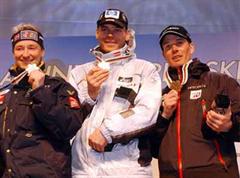 Die Siegerehrung: Kjetil Andre Aamodt (2), Michael Walchhofer (1) und Bruno Kernen (3).
