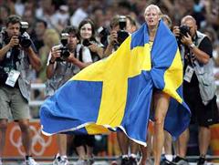 Die extrovertierte Carolina Klüft in schwedischer Fahne eingehüllt.