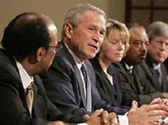 Präsident George W. Bush mit Abgesandten der Wohltätigkeitsorganisationen im Weissen Haus.