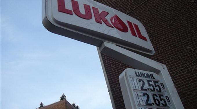 Der Ölkonzern Lukoil stellt die Benzinlieferung an den Iran ein.