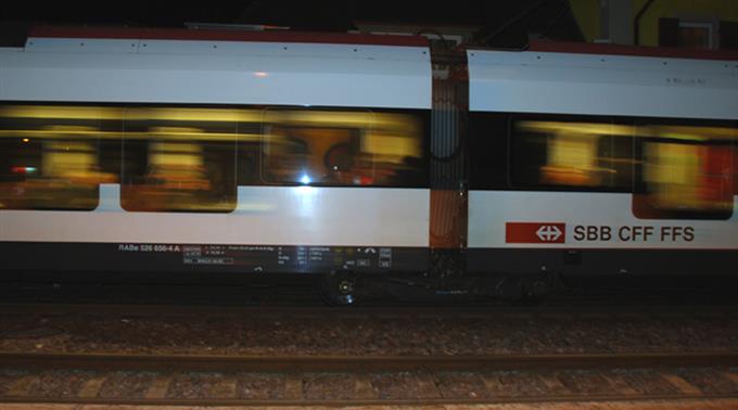 Ein Junger Mann wurde am Bahnhof von Boudry von einem Zug erfasst und getötet. (Symbolbild)