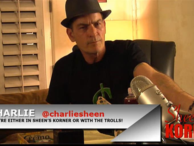 Charlie Sheen zeigt sein neues Tattoo in seiner Internet-Show «Sheen's Korner».