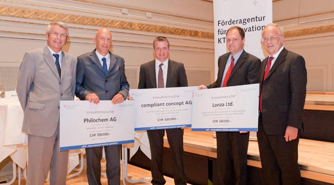Verleihung der ersten KTI Innovationsvouchers in Bern (v.l.n.r.): Walter Steinlin, Dario Neri, Michael Sauter, Lukas Utiger, Bundesrat Schneider-Ammann
