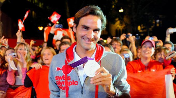 Roger Federer im House of Switzerland mit Silbermedaille und Fans.