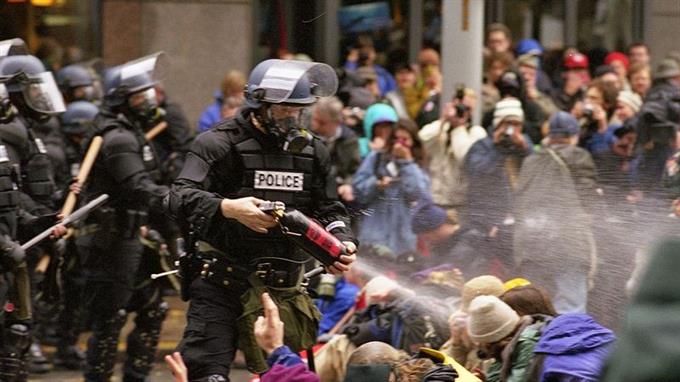 Seattle 1999: Der erste Schritt zur Demokratieabschaffung findet trotz Protesten statt.