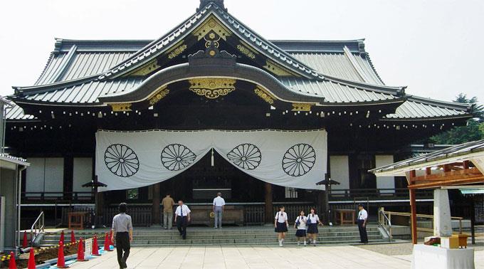 Für viele Japaner ist der Besuch des Yasukuni-Schreins ein unpolitisches Ritual, doch Japans Nachbarn sehen in dem Schrein eine Verherrlichung der dunkelsten Kapitel der japanischen Geschichte.