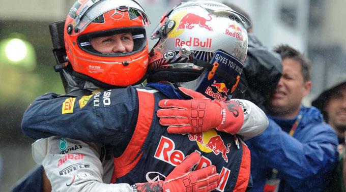 Michael Schumacher gratuliert Sebastian Vettel 2012 zum WM-Titel.
