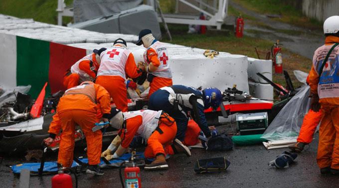 Kurz nach dem Unfall: Helfer bergen den verünglückten Jules Bianchi.