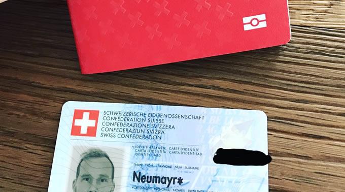 Markus Neumayr präsentiert auf Twitter seinen Schweizer Pass.