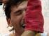 Ein Betreuer wäscht das Gesicht des erschöpften Fabian Cancellara.