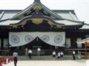 Für viele Japaner ist der Besuch des Yasukuni-Schreins ein unpolitisches Ritual, doch Japans Nachbarn sehen in dem Schrein eine Verherrlichung der dunkelsten Kapitel der japanischen Geschichte.