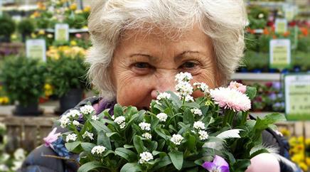 Die häusliche Betreuung und Pflege bietet Senioren die Möglichkeit, selbstbestimmt in vertrauter Umgebung zu leben, während Angehörige entlastet werden.